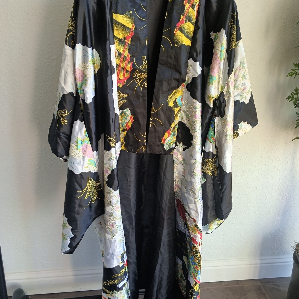 Elegant Black and Gold Kimono